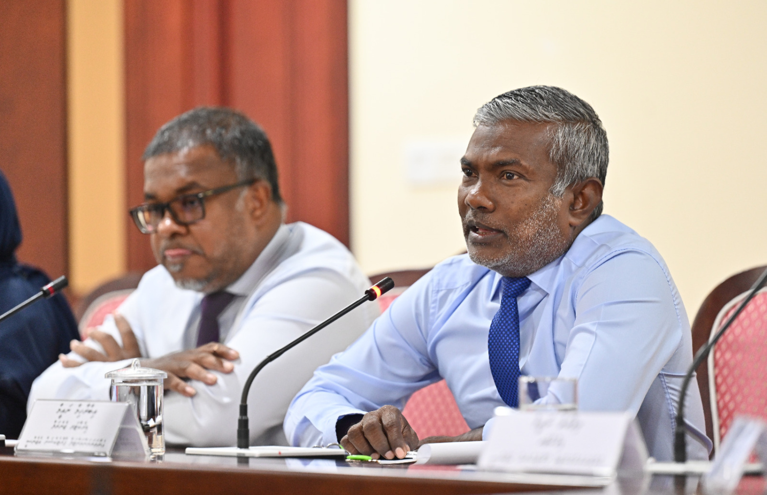 މަޖިލީހުގެ ތިމާވެއްޓާއި މޫސުމީ ބަދަލުތަކާ ބެހޭ ކޮމިޓީގެ ބައްދަލުވުމުގައި އެންވަޔަރަމެންޓަލް ޕްރޮޓެކްޝަން އެޖެންސީ (އީޕީއޭ)ގެ ޑިރެކްޓާ ޖެނަރަލް އިބްރާހިމް ނައީމު ވާހަކަ ދައްކަވަނީ-- ފޮޓޯ: ނިޝާން އަލީ/ މިހާރު