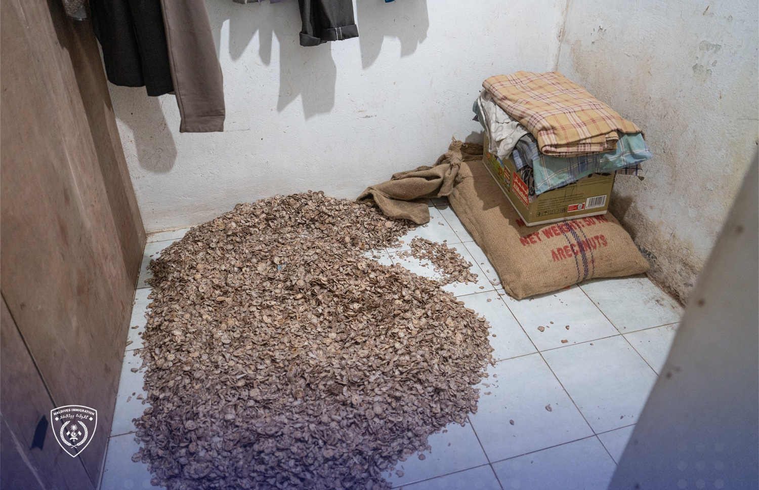 ބިދޭސީން ވިޔަފާރިއަށް ފޯއް ކޮށައި، ބަންދުކުރަމުން ދިޔަ ތަން.-- ފޮޓޯ: އިމިގްރޭޝަން