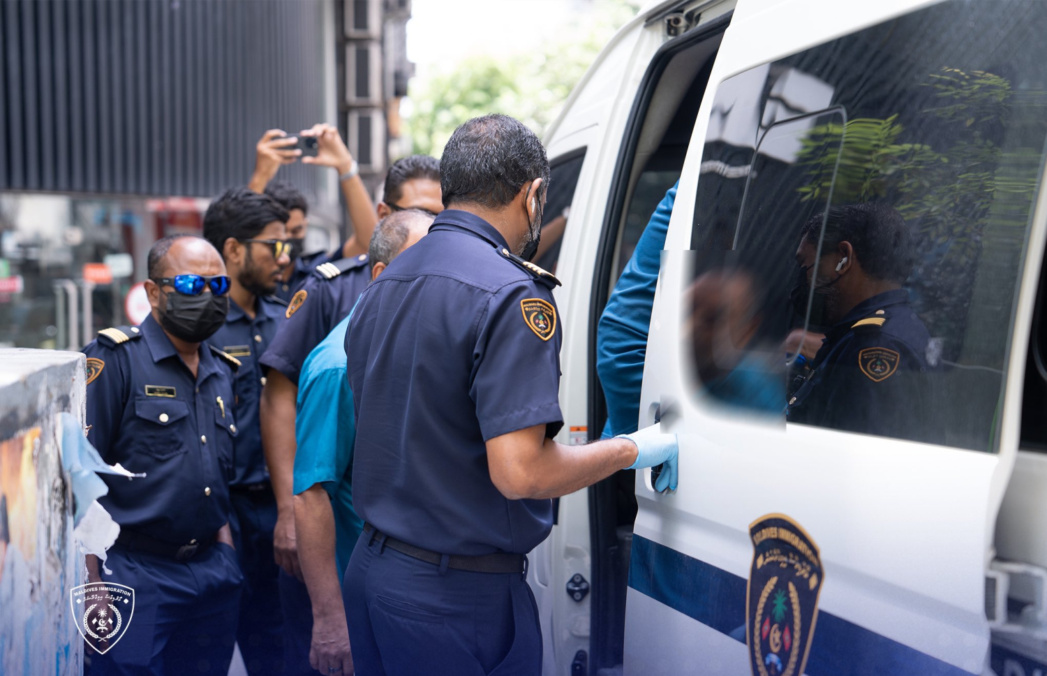 ގަވާއިދާ ޚިލާފަށް އުޅުނު ބިދޭސީން އިމިގްރޭޝަނުގެ ވެހިކަލަށް އަރުވައިގެން ގެންދަނީ. -- ފޮޓޯ | އިމިގްރޭޝަން