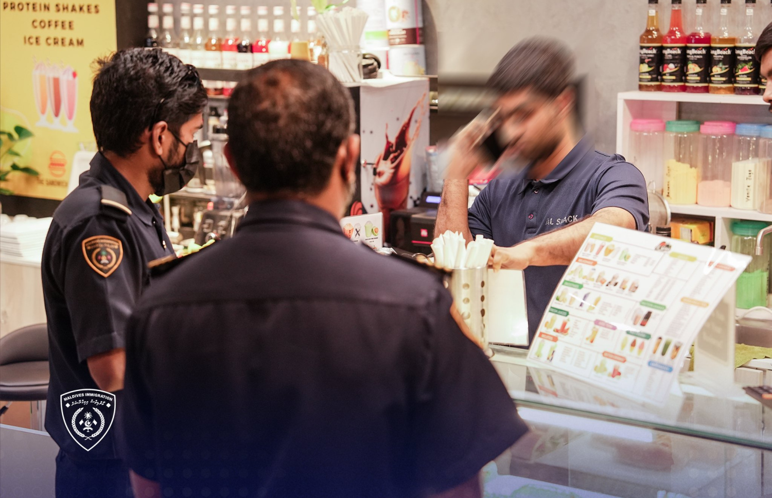 އެސްއެމްއީ ހަބްގައި މަސައްކަތް ކުރަމުން ދަނިކޮށް އަތުލައިގެން ބިދޭސީއެއް.-- ފޮޓޯ: އިމިގްރޭޝަން