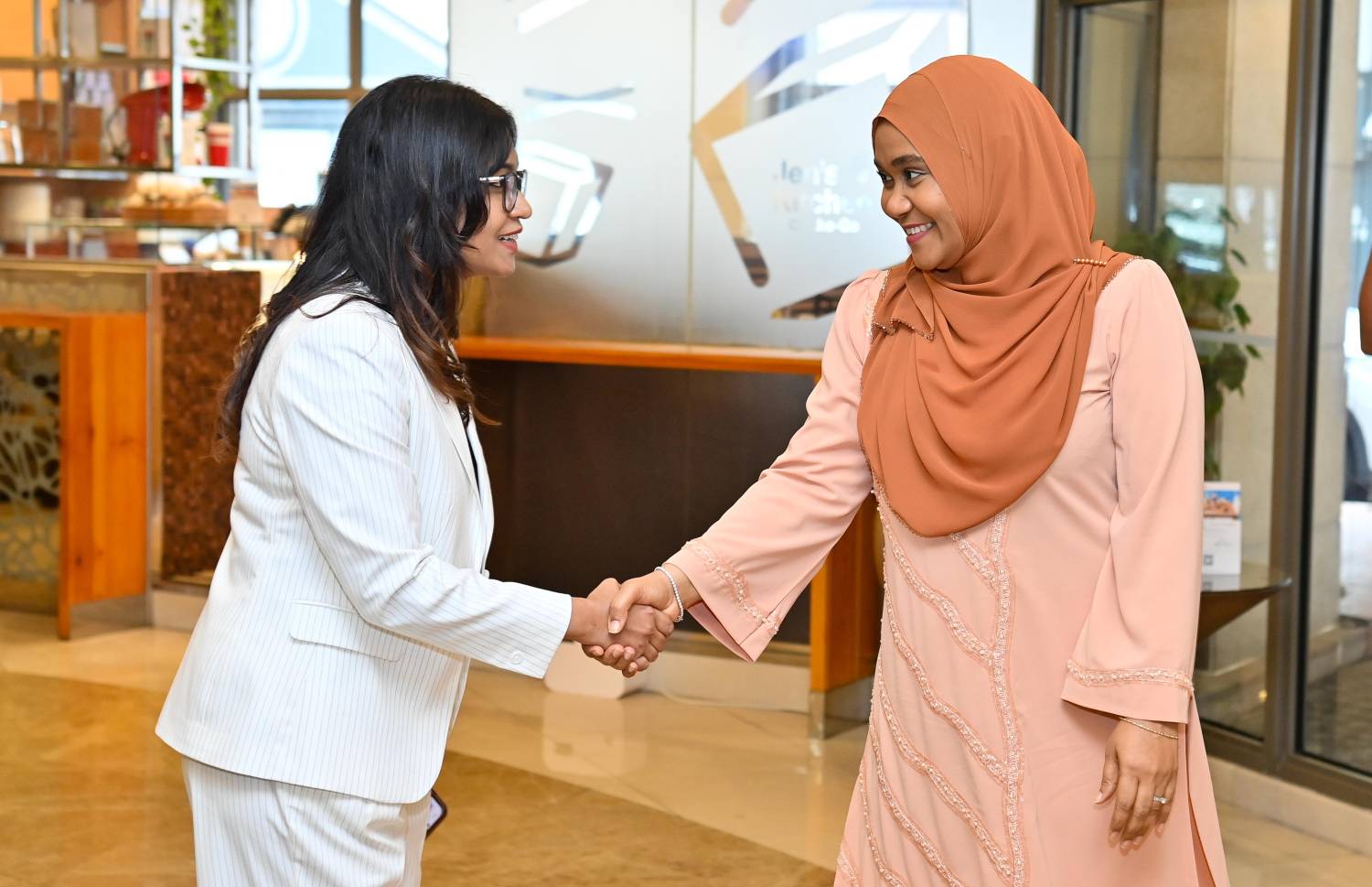 މޯލްޑިވްސް ޓްރެވަލް ކޮންފަރެންސް - ވިމެންސް އެޑިޝަން ހުޅުވުމުގެ ރަސްމިއްޔާތަށް ރައީސް ޑރ. މުހައްމަދު މުއިއްޒުގެ އަނބިކަނބަލުން ފަސްޓް ލޭޑީ ސާޖިދާ މުހައްމަދަށް މަޓާޓޯގެ ސީއީއޯ ސޫޒަން މަރުހަބާ ދަންނަނަވަނީ.--- ފޮޓޯ: ރައީސް އޮފީސް