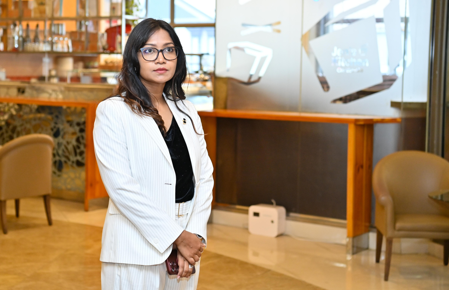 މޯލްޑިވްސް ޓްރެވަލް ކޮންފަރެންސް - ވިމެންސް އެޑިޝަން 2024 ހުޅުވުމުގެ ރަސްމިއްޔާތަށް ވަޑައިގަންނަވާ ބޭފުޅުންގެ އިސްތިގުބާލުގައި މަޓާޓޯގެ ސީއީއޯ އައިމިނަތު ސޫޒަން މަޑުކޮށްލައްވައިގެން.--- ފޮޓޯ: ރައީސް އޮފީސް