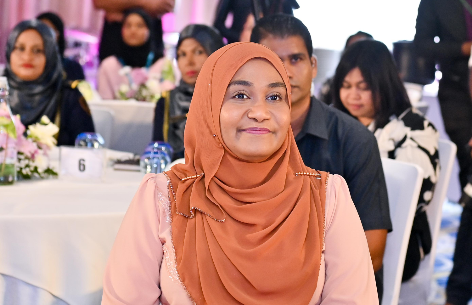 މޯލްޑިވްސް ޓްރެވަލް ކޮންފަރެންސް - ވިމެންސް އެޑިޝަން ހުޅުވުމުގެ ރަސްމިއްޔާތުގެ ޝަރަފުވެރިމެހުމާން ރައީސް ޑރ. މުހައްމަދު މުއިއްޒުގެ އަނބިކަނބަލުން ފަސްޓް ލޭޑީ ސާޖިދާ މުހައްމަދު އެ ރަސްމިއްޔާތުގައި ބައިވެރިވެވަޑައިގަންނަވަނީ.--- ފޮޓޯ: ރައީސް އޮފީސް