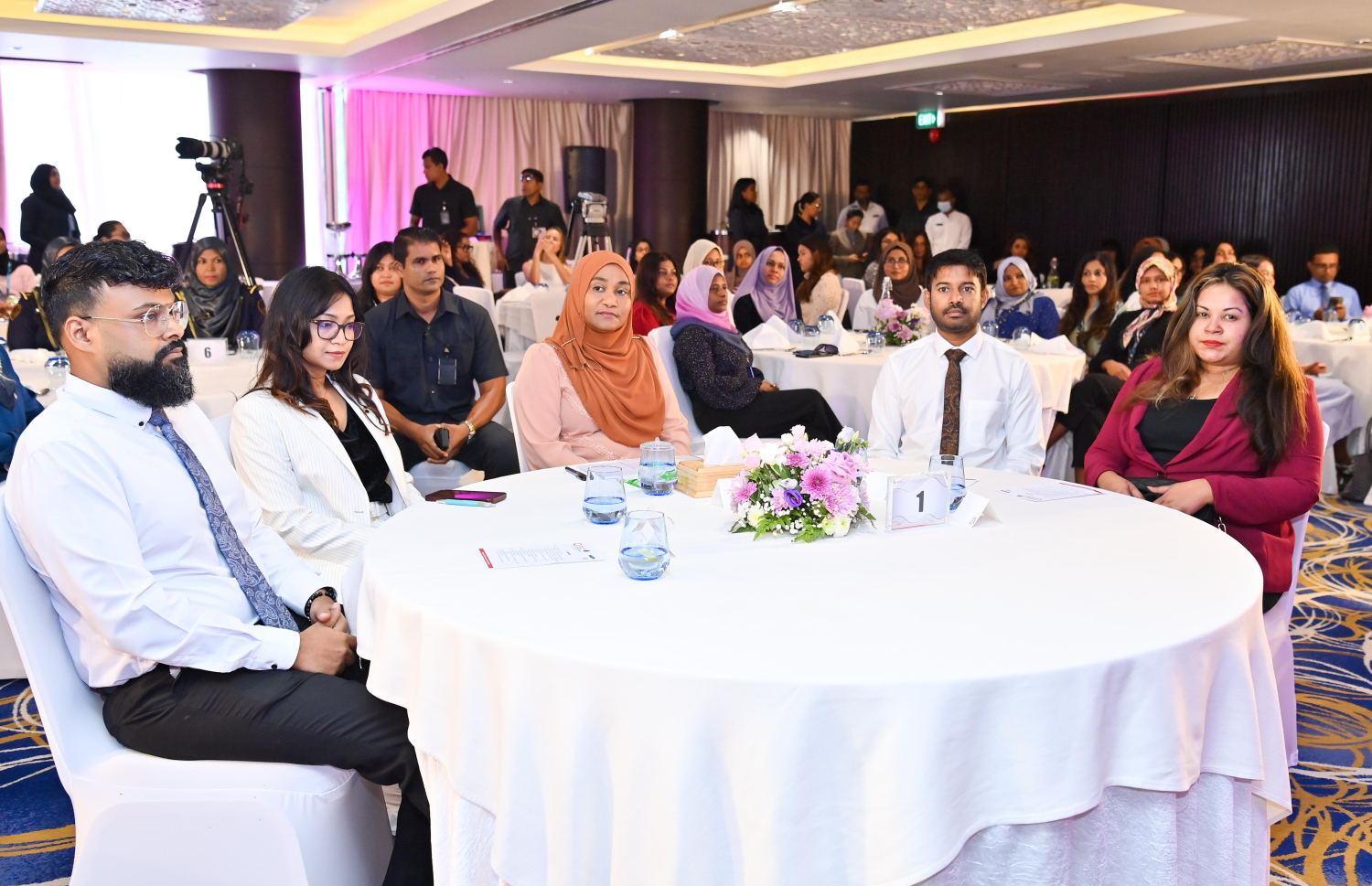 މޯލްޑިވްސް ޓްރެވަލް ކޮންފަރެންސް - ވިމެންސް އެޑިޝަން ހުޅުވުމުގެ ރަސްމިއްޔާތުގެ ޝަރަފުވެރިމެހުމާން ރައީސް ޑރ. މުހައްމަދު މުއިއްޒުގެ އަނބިކަނބަލުން ފަސްޓް ލޭޑީ ސާޖިދާ މުހައްމަދާއި އެމްއެމްޕީއާރުސީ އާއި މަޓާޓޯގެ އިސްވެރިން ބައިވެރިވެވަޑައިގަންނަވަނީ.--- ފޮޓޯ: ރައީސް އޮފީސް