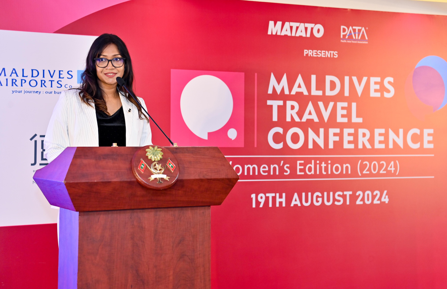 މޯލްޑިވްސް ޓްރެވަލް ކޮންފަރެންސް - ވިމެންސް އެޑިޝަން 2024 ހުޅުވުމުގެ ރަސްމިއްޔާތުގައި މަޓާޓޯގެ ސީއީއޯ އައިމިނަތު ސޫޒަން ވާހަކަ ދައްކަވަނީ.--- ފޮޓޯ: ރައީސް އޮފީސް