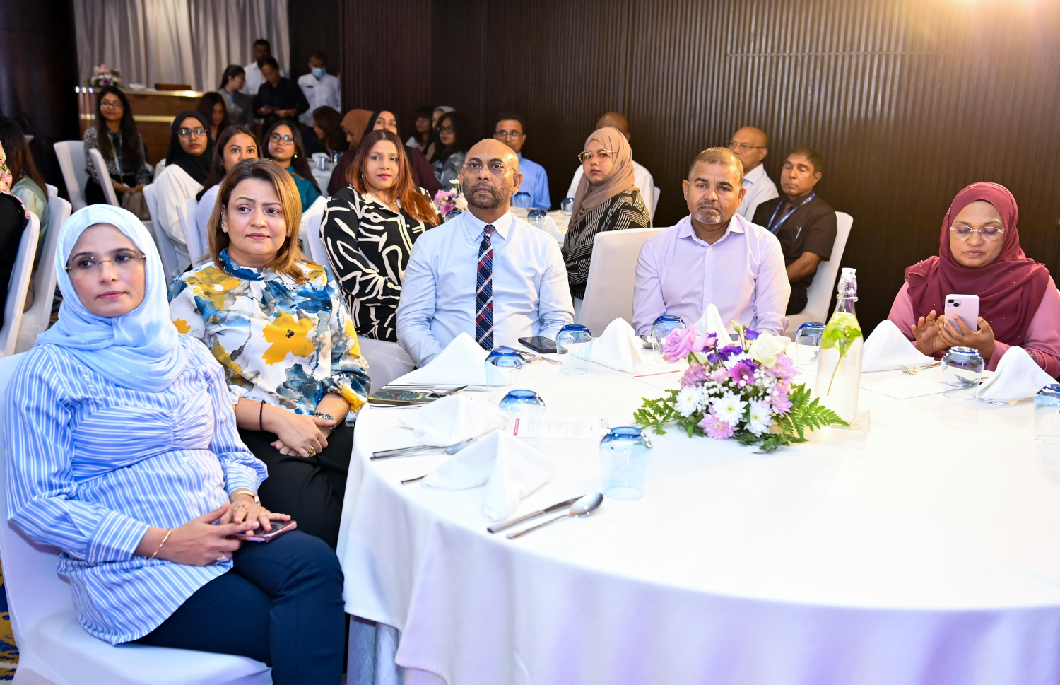 މޯލްޑިވްސް ޓްރެވަލް ކޮންފަރެންސް - ވިމެންސް އެޑިޝަން 2024 ހުޅުވުމުގެ ރަސްމިއްޔާތުގައި ބައިވެރިވެވަޑައިގެންނެވި ބައެއް ބޭފުޅުން.--- ފޮޓޯ: ރައީސް އޮފީސް