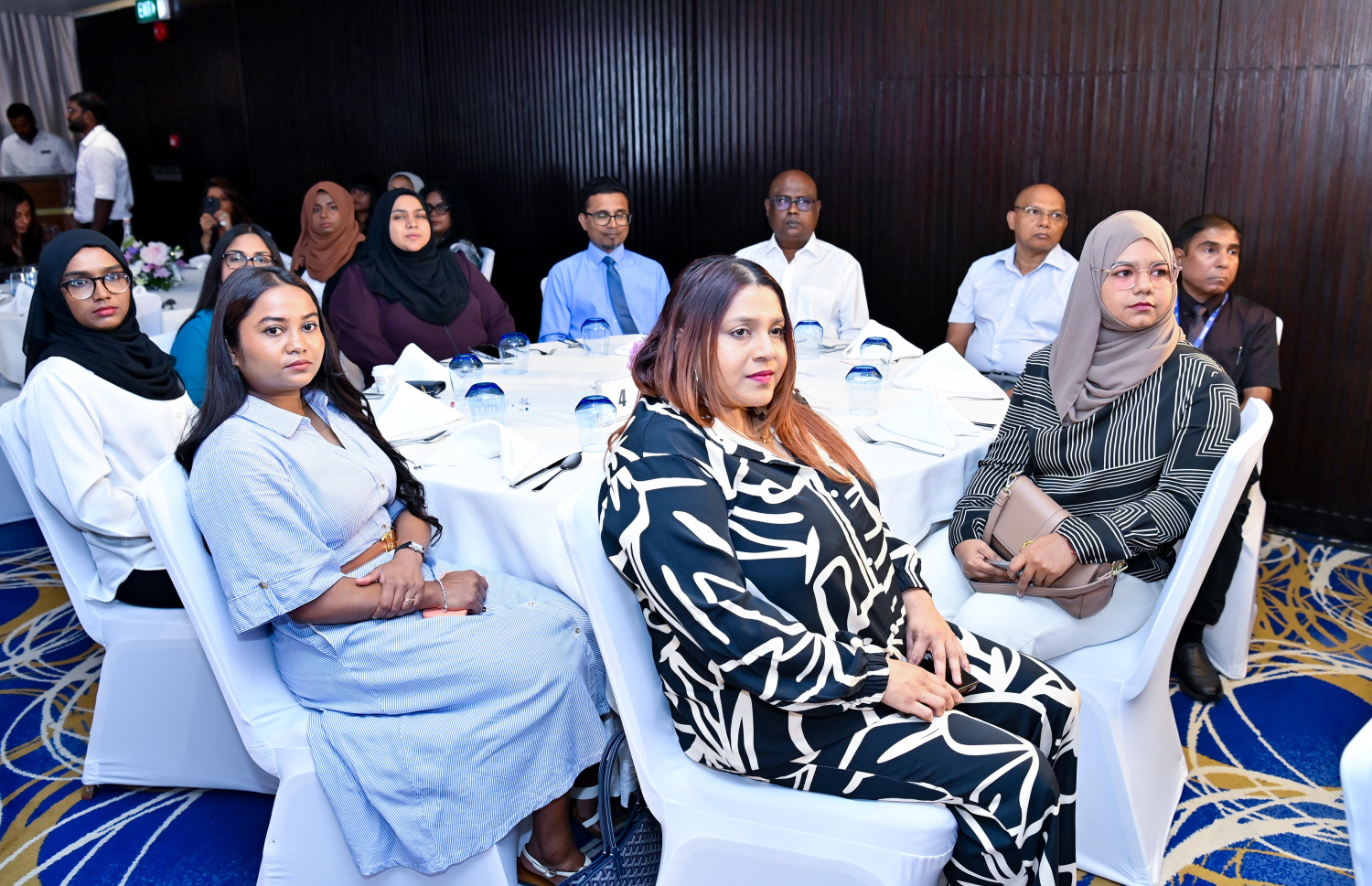 މޯލްޑިވްސް ޓްރެވަލް ކޮންފަރެންސް - ވިމެންސް އެޑިޝަން 2024 ހުޅުވުމުގެ ރަސްމިއްޔާތުގައި ބައިވެރިވި ބައެއް މީހުން.--- ފޮޓޯ: ރައީސް އޮފީސް