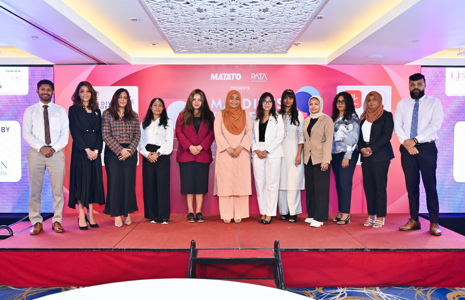 މޯލްޑިވްސް ޓްރެވަލް ކޮންފަރެންސް - ވިމެންސް އެޑިޝަން 2024" ހުޅުވުމުގެ ރަސްމިއްޔާތުގައި ޓޫރިޒަމް އިންޑަސްޓްރީގައި މަސައްކަތްކުރާ އަންހެނުންގެ ޕެނަލްގައި ހިމެނޭ ބައިވެރިން ފަސްޓް ލޭޑީ ސާޖިދާ މުހައްމަދާ އެކު ގްރޫޕް ފޮޓޯއަކަށް ހުއްޓި ވަޑައިގެން.--- ފޮޓޯ: ރައީސް އޮފީސް