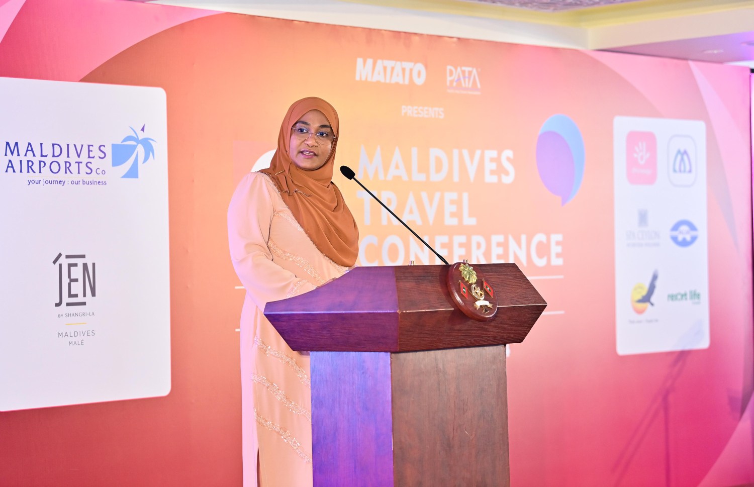 މޯލްޑިވްސް ޓްރެވަލް ކޮންފަރެންސް - ވިމެންސް އެޑިޝަން ހުޅުވުމުގެ ރަސްމިއްޔާތުގައި ފަސްޓް ލޭޑީ ސާޖިދާ މުހައްމަދު ވާހަކަފުޅު ދައްކަވަނީ: ދިވެހި މުޖުތަމައުގެ ކޮންމެ ކަމެއްގައި ވެސް މިންތީގެ ހަމަހަމަކަން ޤާއިމު ކުރުމަށް ސަރުކާރުން މަސައްކަތް ކުރާނެ ކަމުގެ ޔަގީންކަން އެކަމަނާ ދެއްވި.--- ފޮޓޯ: ރައީސް އޮފީސް