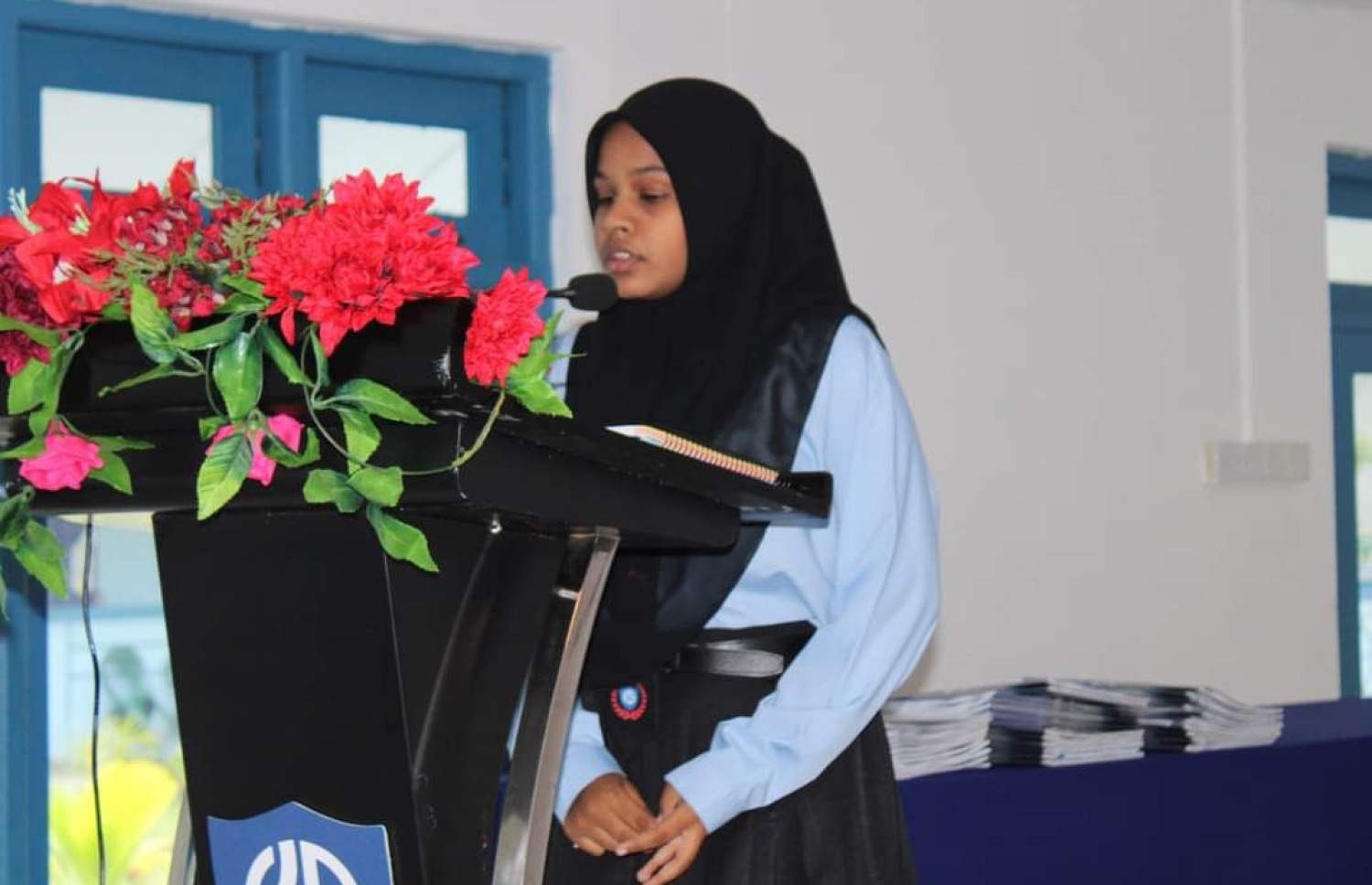 ކުރިނބީ ސްކޫލުގައި ބޭއްވި ރަސްމިއްޔާތެއްގައި ރިޝްފާ ވާހަކަ ދައްކަނީ.