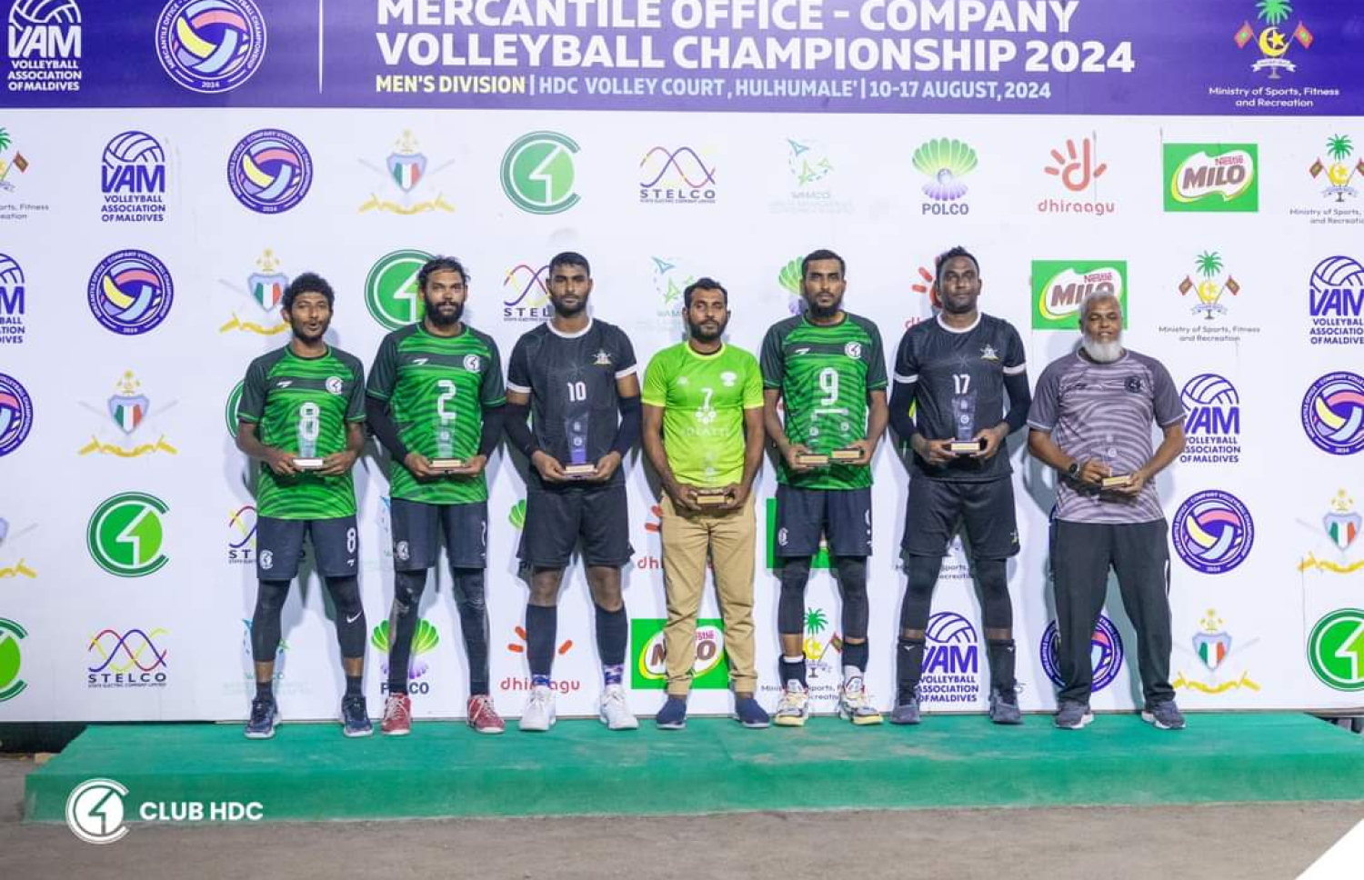 މުބާރާތުގެ ޑްރީމް ޓީމްގެ ބައެއް ކުޅުންތެރިންނާއި މޮޅު ކޯޗުގެ މަގާމް ހޯދި ހުސެއިން ޝަރީފް.-- ފޮޓޯ: އެޗްޑީސީ