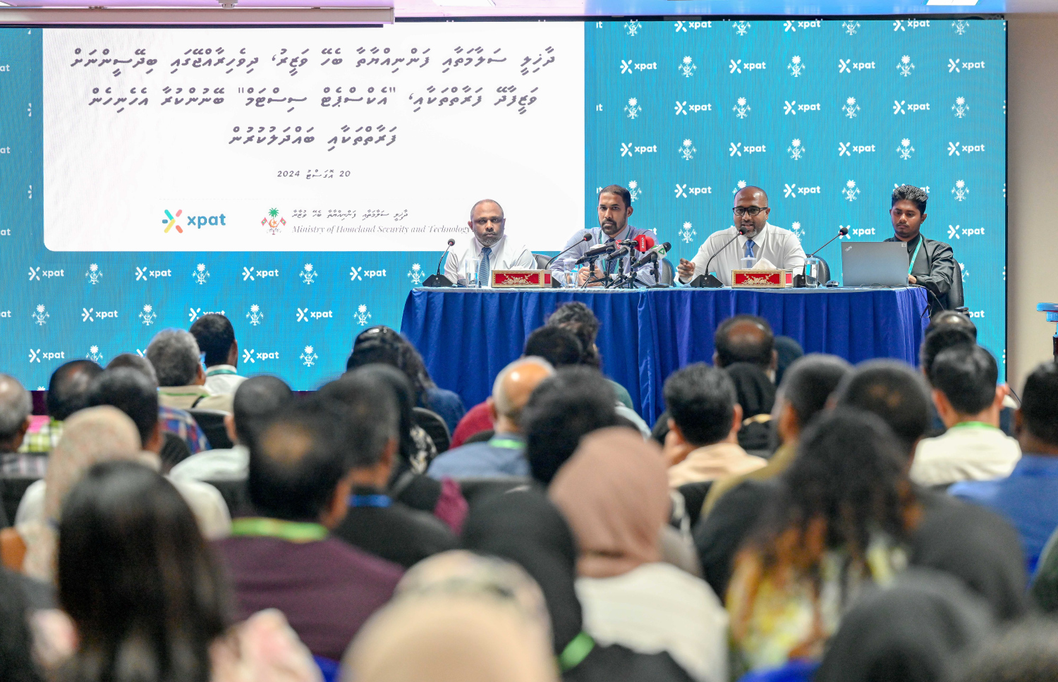 ހޯމް ލޭންޑް މިނިސްޓަރު އަލީ އިހުސާން ވިޔަފާރިވެރިންނާ އެކު ބޭއްވި ބައްދަލުވުމުގެ ތެރެއިން: މުޑުދާރުކޮށް ކާތަކެތި ހަދާ ތަންތަން އަދާޔާހިލާފަށް ގިނަ ކަމަށް ވިދާޅުވި. - ފޮޓޯ: ނިޝާން އަލީ / މިހާރު