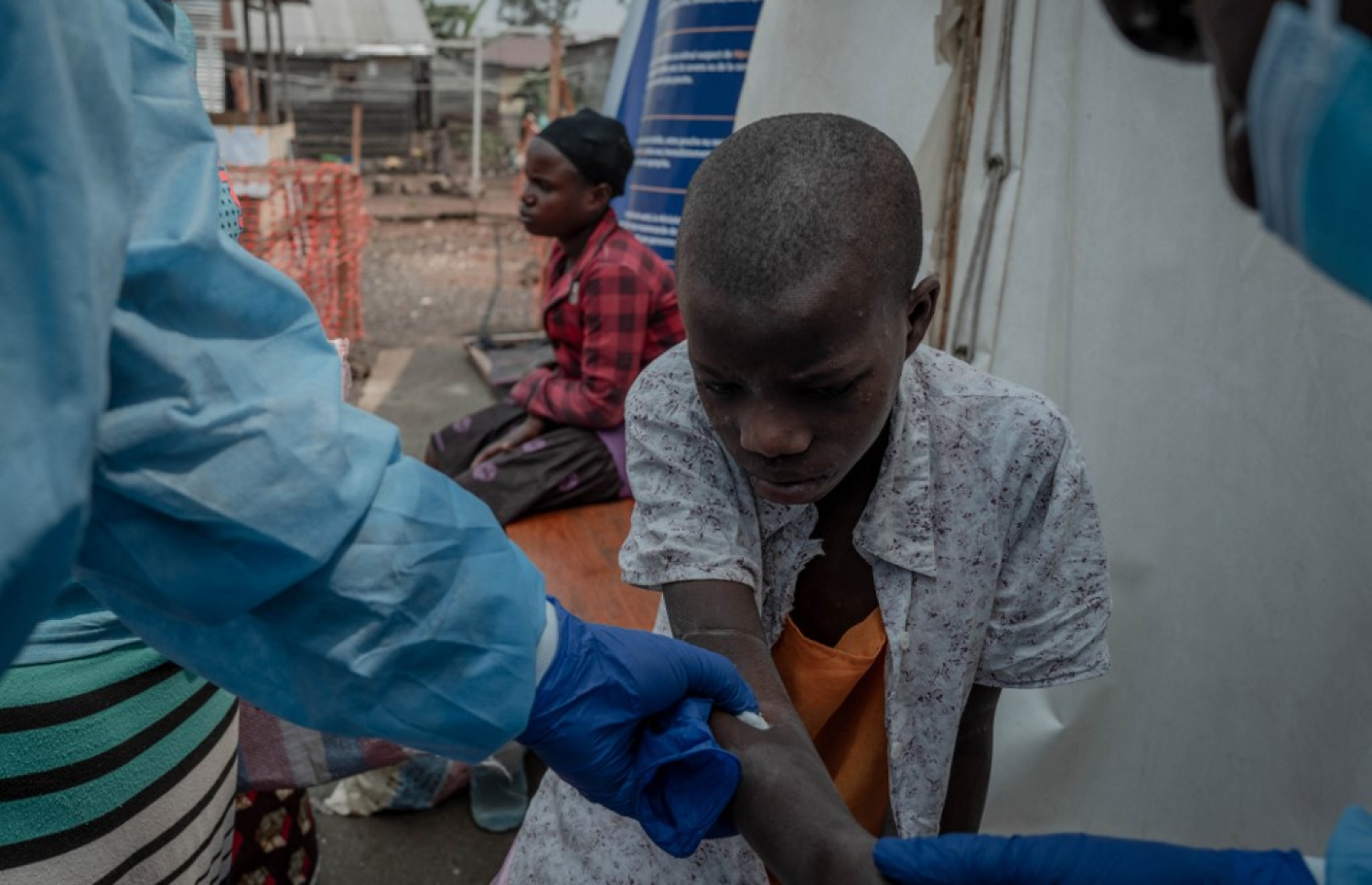 ޑިމޮކްރެޓިކް ރިޕަބްލިކް އޮފް ކޮންގޯގެ ގޯމާގެ އުތުރުގައި އޮންނަ ނައިރަގޮންގޯ ޖެނެރަލް ރެފަރަލް ހޮސްޕިޓަލުގެ އެމްޕޮކްސް ޓްރީޓްމަންޓް ސެންޓަރުގައި މި މަހުގެ 16 ވަނަ ދުވަހު މީހެއްގެ ހަށިގަނޑުން އެމްޕޮކްސް އަށް ސާމްޕަލް ނަގަނީ.  ސާމްޕަލް ޑޮކްޓަރުން ނަގަނީ -- ފޮޓޯ: އޭއެފްޕީ