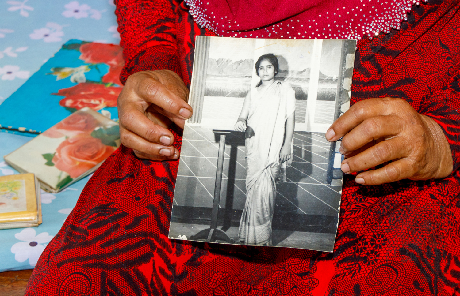 ވަހީދާ އޭނާގެ ޒުވާން އުމުރުގައި ނަގާފައިވާ ފޮޓޯއެއް ދައްކާލަނީ: މިއީ އުމުރުން 18 އަހަރުގައި މާލެ އަށް ގޮސް ސްޓޫޑިއޯއެއްގައި ނެގި ފޮޓޯއެއް ކަމަށް ބުނި. -- މިހާރު ފޮޓޯ: އަލީ ނަސީރު