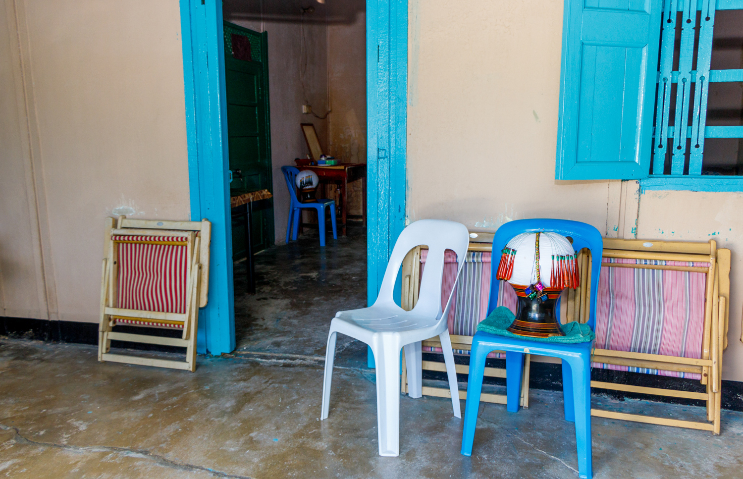 ވަހީދާ ދިރިއުޅޭ ގޭގެ ފެންޑާ: އޭނާ އަކީ ކުރިން ވަރަށް ގަދަ އަށް ކަސަބު މަސައްކަތްކުރި މީހެއް ކަމަށް ބުނި. -- މިހާރު ފޮޓޯ: އަލީ ނަސީރު