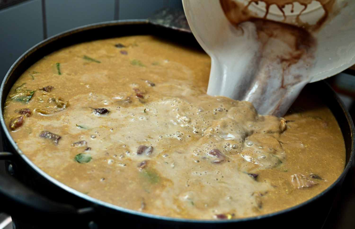 ލަތީފާ ރިހަގަނޑު ތައްޔާރުކުރަނީ: ހޮޓަލުން ލިބެން ހުރި ގިނަ ހެދިކާތައް ވެސް ތައްޔާރުކުރަނީ ސީދާ އޭނާގެ ދެ އަތުން. -- ފޮޓޯ: ފަޔާޒު މޫސާ | މިހާރު