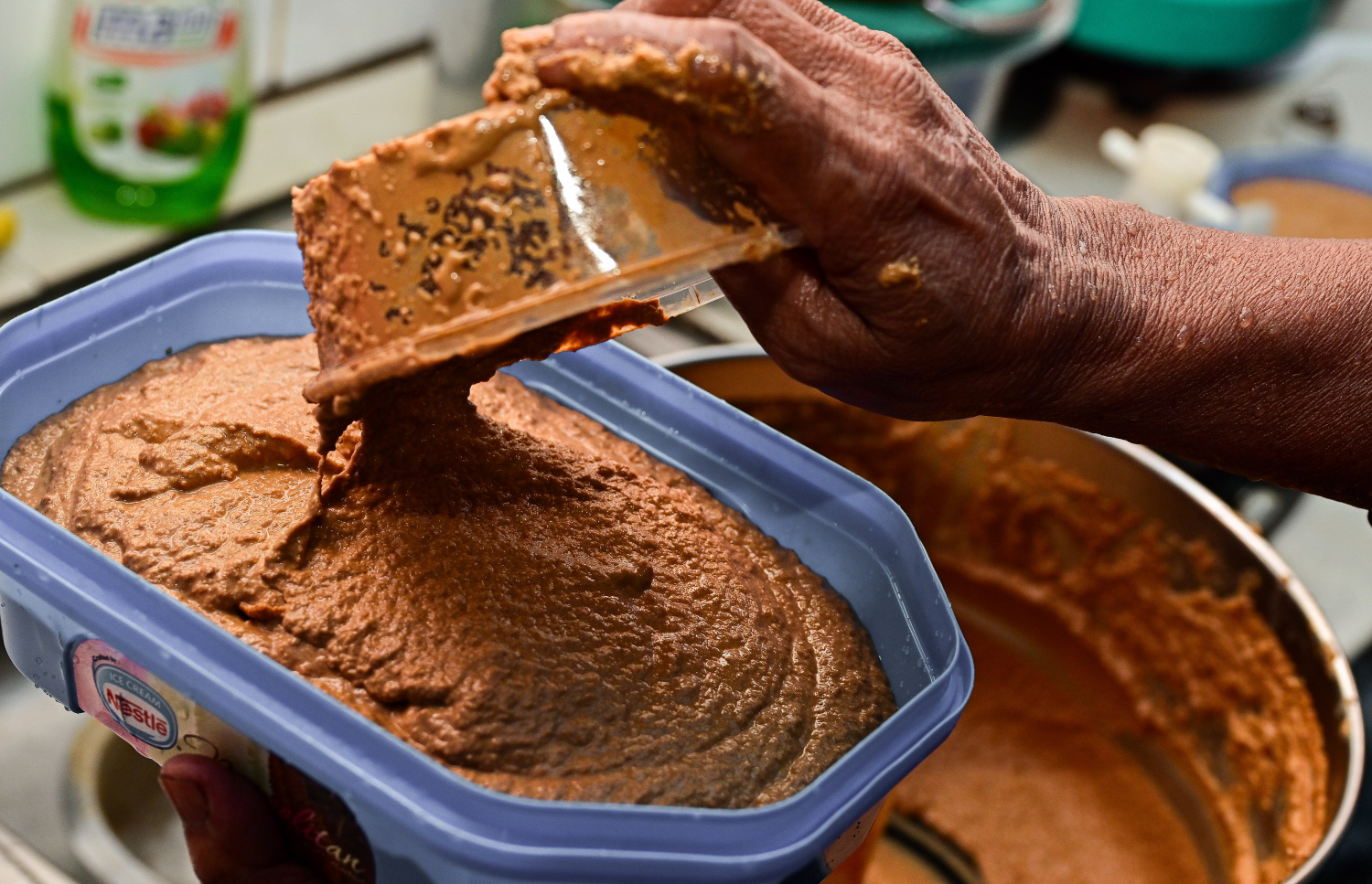 މަސްރިހަ ތައްޔާރުކުރުމަށް ލަތީފާ މިރުސް ހަވާދު ހައްތާރުކުރަނީ. -- ފޮޓޯ: ފަޔާޒު މޫސާ | މިހާރު