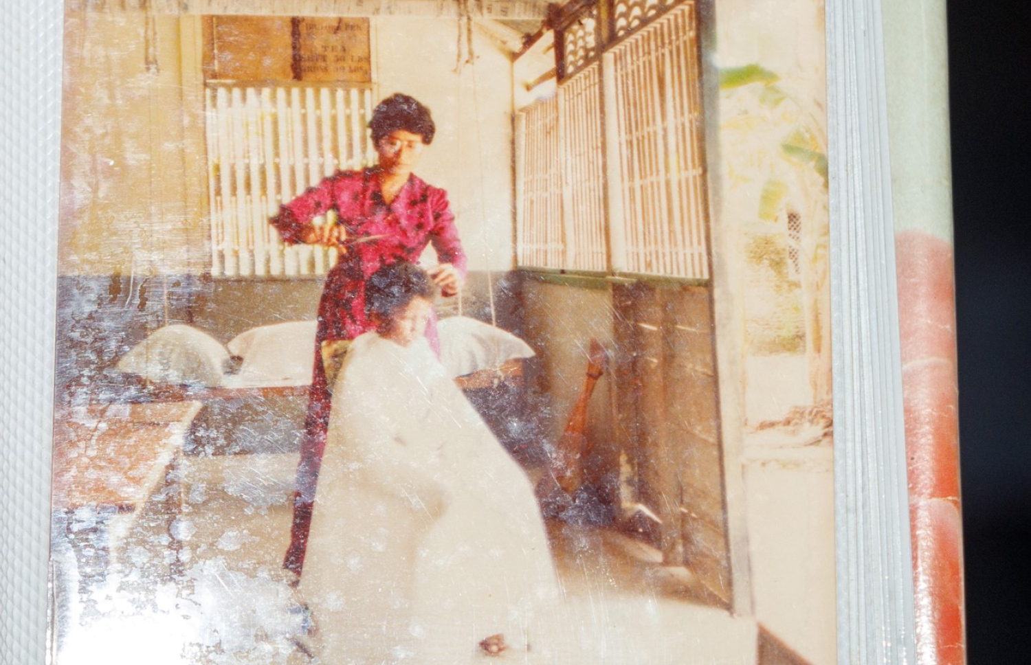 ވަހީދާ އޭނާގެ ގޭގެ ފެންޑާގައި ކުއްޖެއްގެ ބޯކޮށަނީ: މިއަދު ވެސް އޭނާގެ ގޭގެ ފެންޑާ ހުރީ މިހެން. -- މިހާރު ފޮޓޯ: އަލީ ނަސީރު