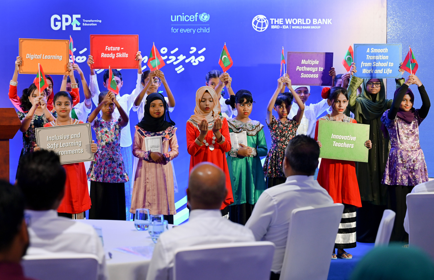 ތައުލީމަށް އިންގިލާބީ ބަދަލު" އިފްތިތާހު ކުރުމަށް ބެއްވި ރަސްމިއްޔާގައި އަމީނިއްޔާ ސްކޫލުގެ ދަރިވަރުން އައިޓަމެއް ހުށަހަޅައިދެނީ.-- ފޮޓޯ: ނިޝާން އަލީ / މިހާރު