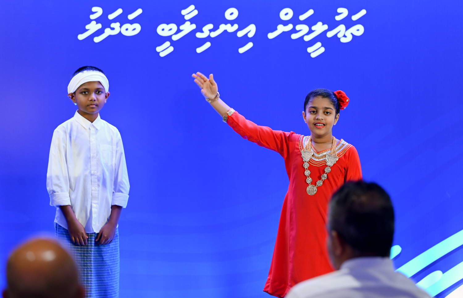 ތައުލީމަށް އިންގިލާބީ ބަދަލު" އިފްތިތާހު ކުރުމަށް ބެއްވި ރަސްމިއްޔާގައި އަމީނިއްޔާ ސްކޫލު ދަރިވަރުން އައިޓަމެއް ހުށަހަޅައިދެނީ.-- ފޮޓޯ: ނިޝާން އަލީ / މިހާރު