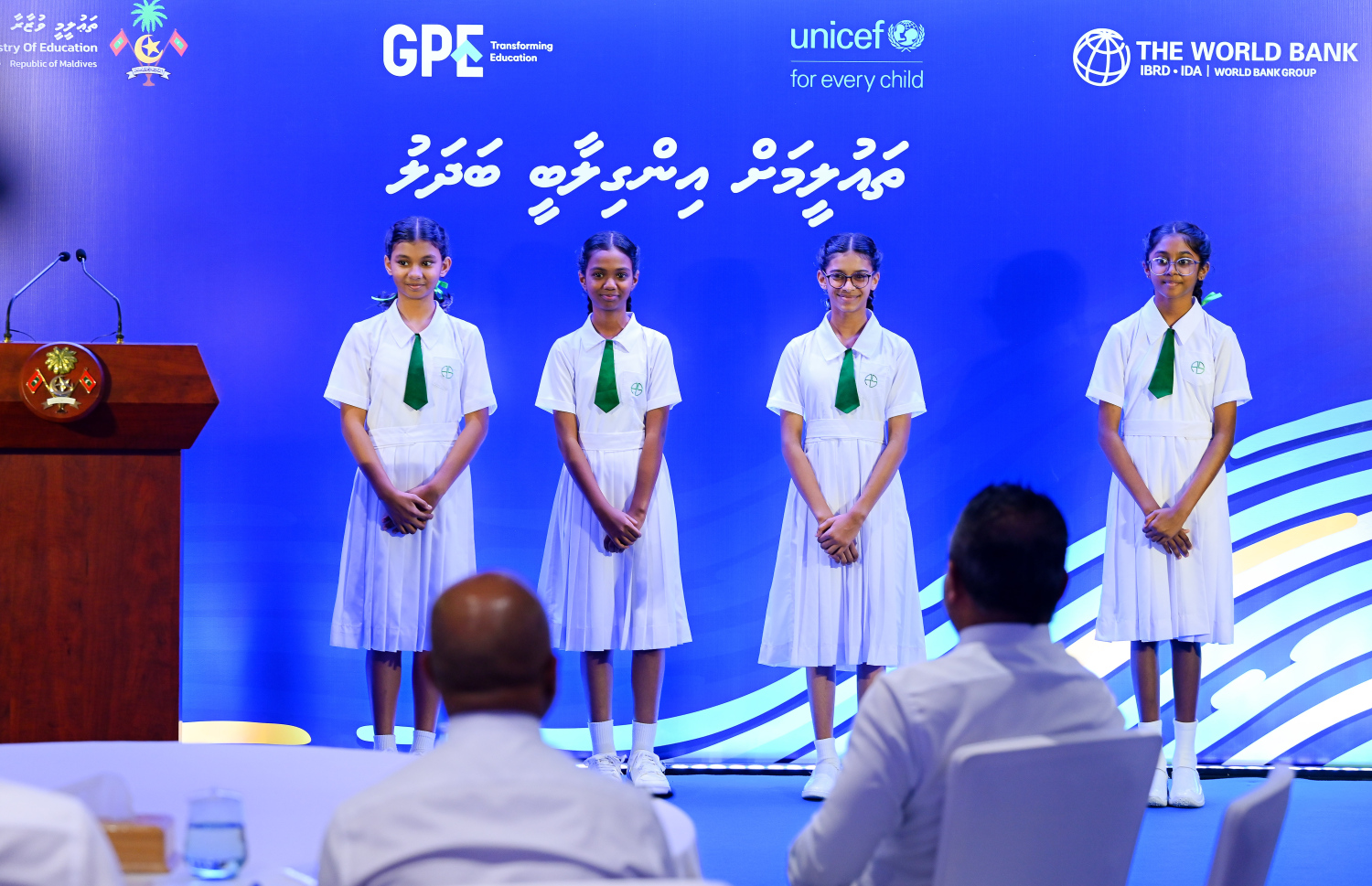 ތައުލީމަށް އިންގިލާބީ ބަދަލު" އިފްތިތާހު ކުރުމަށް ބެއްވި ރަސްމިއްޔާގައި އަމީނިއްޔާ ސްކޫލުގެ ދަރިވަރުން އައިޓަމެއް ހުށަހަޅައިދެނީ.-- ފޮޓޯ: ނިޝާން އަލީ / މިހާރު