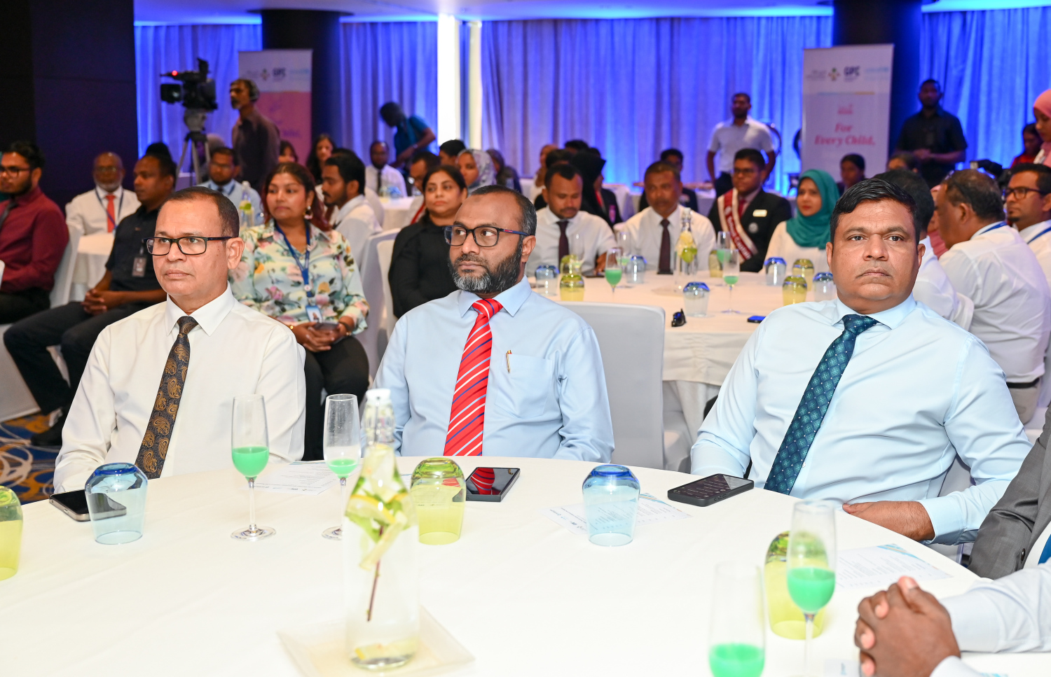 ތައުލީމަށް އިންގިލާބީ ބަދަލު" އިފްތިތާހު ކުރުމަށް މިއަދު ބޭއްވި ރަސްމިއްޔާތުގައި ޓްރާންސްޕޯޓް މިނިސްޓަރު އަމީން އާއި އިސްލާމިކް މިނިސްޓަރު އަލީ ޝަހީމް އަދި ލޯކަލް ގަވަމެންޓް އޮތޯރިޓީގެ މިނިސްޓަރު އާދަމް ޝަރީފް ބައިވެރިވެވަޑައިގަންނަވަނީ.-- ފޮޓޯ: ނިޝާން އަލީ / މިހާރު