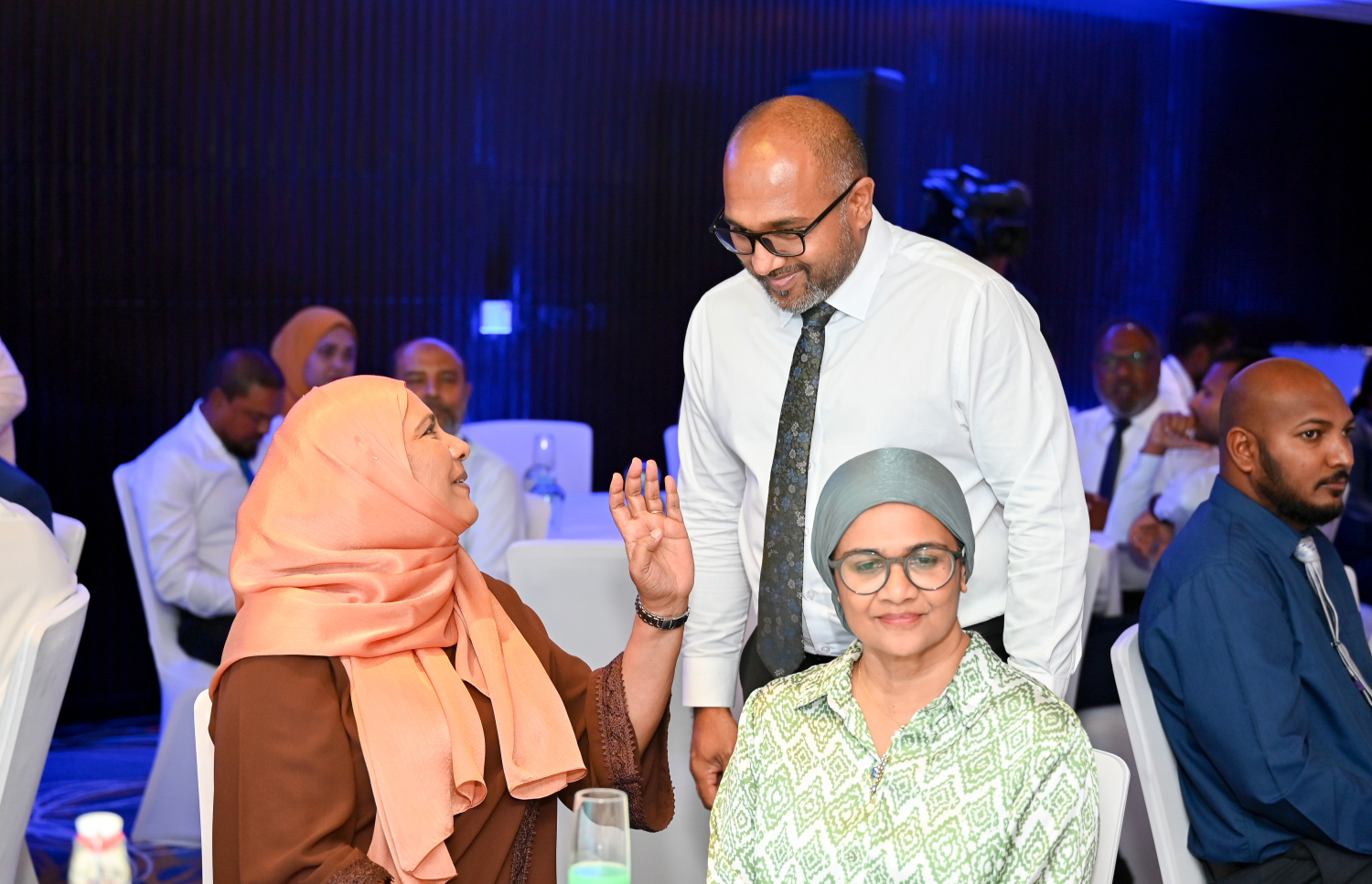 ތައުލީމަށް އިންގިލާބީ ބަދަލު" އިފްތިތާހު ކުރުމަށް މިއަދު ބޭއްވި ރަސްމިއްޔާތުގައި ހޯމް މިނިސްޓަރު އަލީ އިހުސާނާއި މިނިސްޓަރ އޮފް ސޯޝަލް އެންޑް ފެމިލީ ޑިވެލޮޕްމަންޓް އައިޝަތު ޝިހާމް މަޝްވަރާކުރައްވަނީ .-- ފޮޓޯ: ނިޝާން އަލީ / މިހާރު