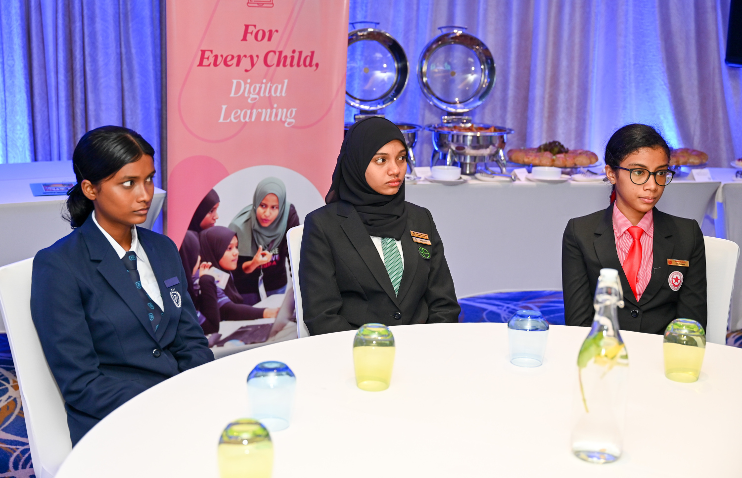 ތައުލީމަށް އިންގިލާބީ ބަދަލު" އިފްތިތާހު ކުރުމަށް މިއަދު ބޭއްވި ރަސްމިއްޔާތުގައި ސްކޫލު ދަރިވަރުންތަކެއް ބައިވެރިވަނީ.-- ފޮޓޯ: ނިޝާން އަލީ / މިހާރު