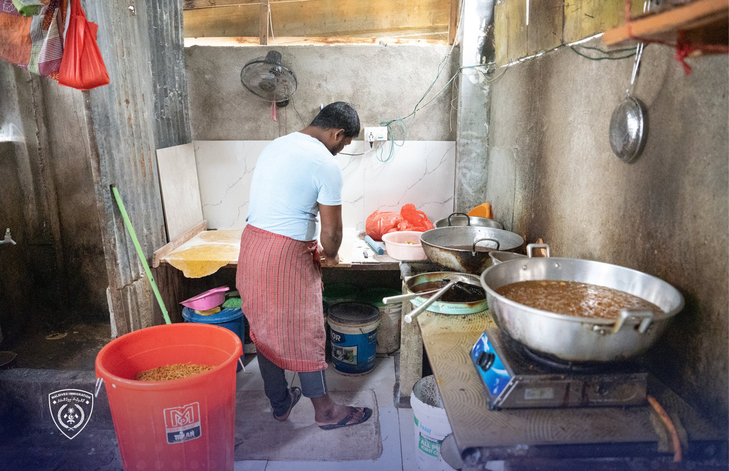 މ. ތްރީ މޫން ގޭގައި ކާބޯތަކެތި ތައްޔާރުކުރަމުން ދިޔަ ބަދިގޭގައި ބިދޭސީއަކު ހަރަކާތްތެރިވަނީ .-- ފޮޓޯ؛ އިމިގްރޭޝަން