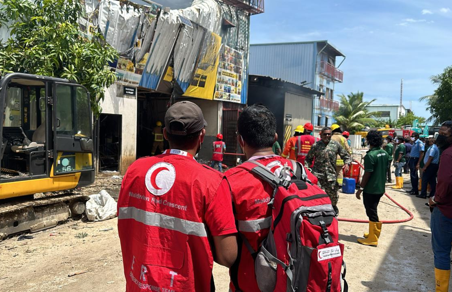 ތިލަފުށީގެ ގުދަންތަކުގައި ރޯވި އަލިފާން ނިއްވުމުގެ މަސައްކަތް ކުރަނީ.-- ފޮޓޯ: އެންޑީއެމްއޭ