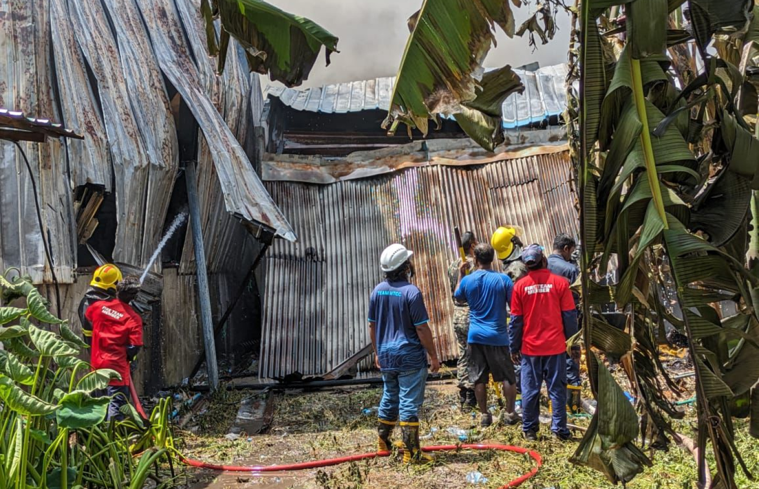 ތިލަފުށީގެ ގުދަންތަކުގައި ރޯވި އަލިފާން ނިއްވުމުގެ މަސައްކަތް ކުރަނީ.-- ފޮޓޯ: އެންޑީއެމްއޭ