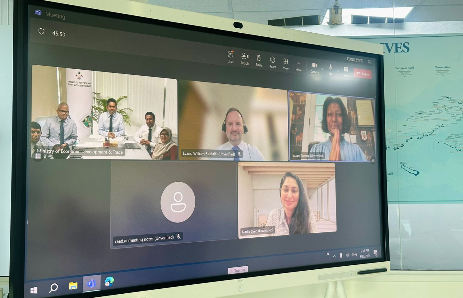 ރާއްޖެއަށް ޕޭޕަލްގެ ހިދުމަތް ގެނައުމަށް ހުރި ދަތިތައް ހައްލުކުރަން، އެ ކުންފުނީގެ ބައެއް އިސްވެރިންނާ އެކު އިކޮނޮމިކް މިނިސްޓަރު ސައީދު މިއަދު ބައްދަލުކުރައްވަނީ. --ފޮޓޯ: އިކޮނޮމިކް މިނިސްޓްރީ