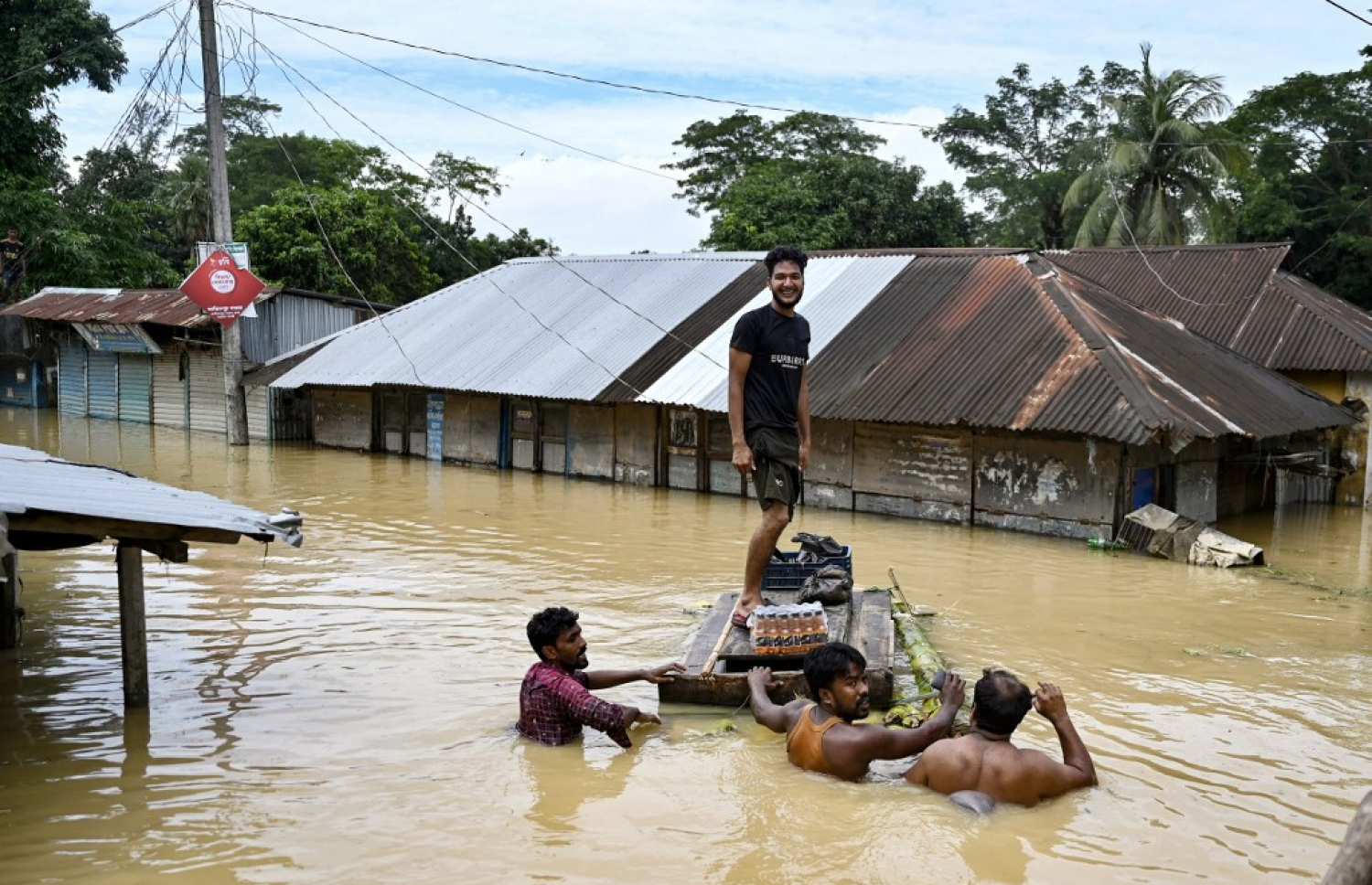 ބަންގްލާދޭޝްގައި ފެންބޮޑުވެފައިވާ ސަރަަހައްދެއްގައި ބަޔަކު މުދާތައް ސަލާމަތްކުރުމަށް މަސައްކަތްކުރަނީ. -- ފޮޓޯ: އޭއެފްޕީ