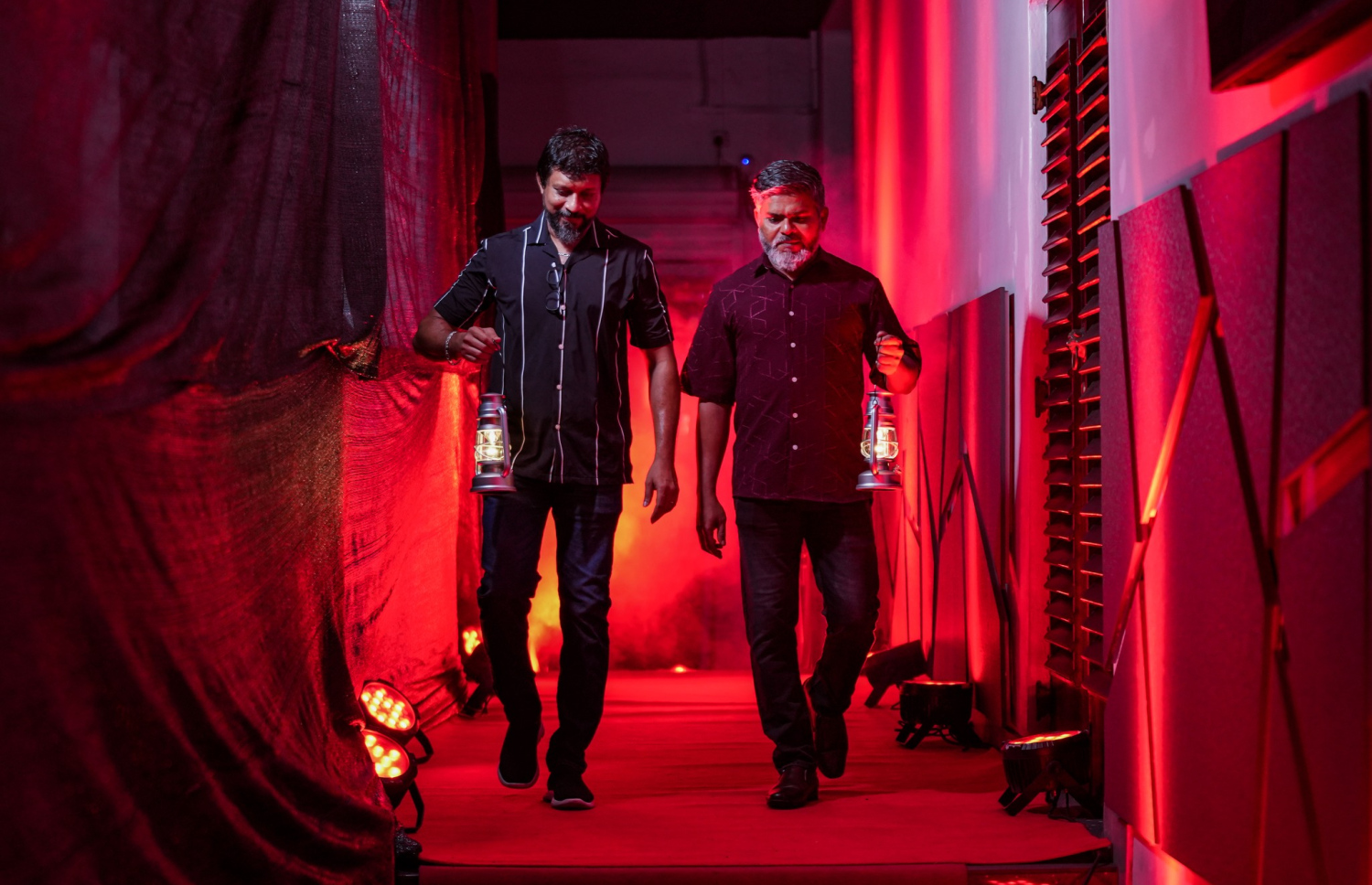 ސާޔާ ފިލްމު ޕްރިމިއާ ނައިޓުގައި ޑައިރެކްޓަރު ޔޫއްޕެ އެ ފިލްމުގެ ޕްރޮޑިއުސަރު އަލީ ޝަފީގާއެކު: މިއީ ޔޫއްޕެއާ އެކު ޝަފީގު ގެނެސްދިން ހަތް ވަނަ ފިލްމު. --ފޮޓޯ: ޝައި ޕްރޮޑަކްޝަން