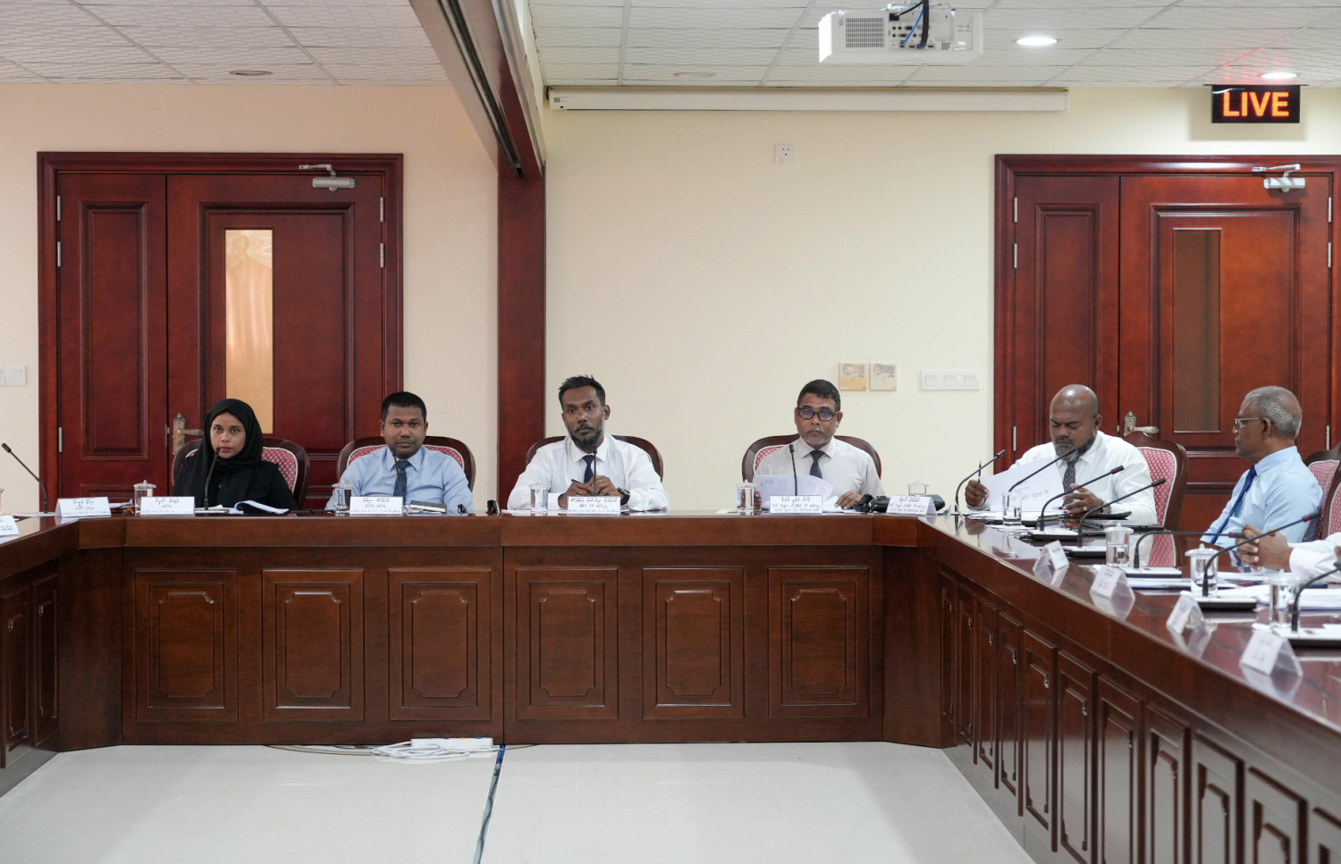 ހައުސިން މިނިސްޓްރީ އަދި ލޯކަލް ގަވަރްމެންޓް މިނިސްޓްރީގެ ބޭފުޅުން މަޖިލީހުގެ ކޮމިޓީގައި: ދެ މިނިސްޓްރީގެ ހިޔާލު  ތަފާތު