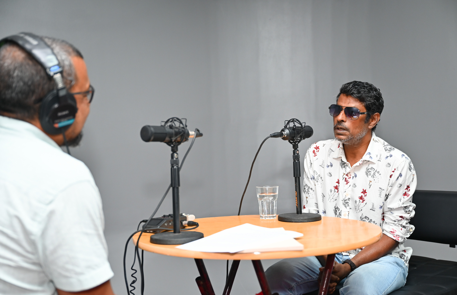 މެޒޯ މޯޑް މިދިޔަ އަހަރުގެ މެދުތެރޭގައި "މިހާރު" ގެ "މިވާހަކަ" ޕޮޑްކާސްޓް ޝޯގައި ޕްރެޒެންޓަރު ކުޑޫއާ އެކު.---ފޮޓޯ: ނިޝާން އަލީ | މިހާރު