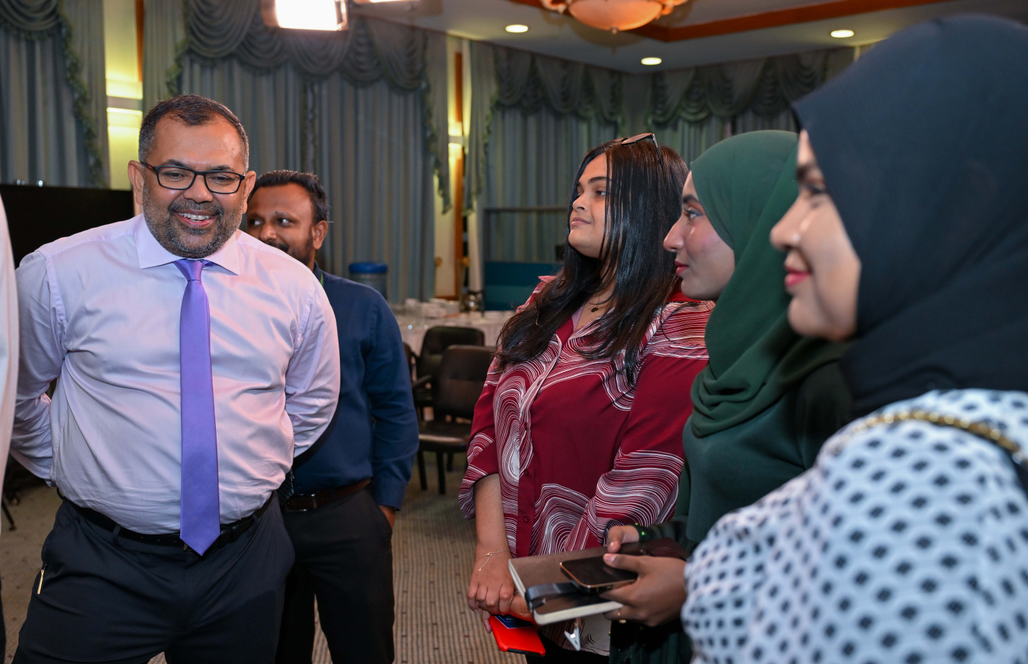 ރައީސް އޮފީހުގައި ބޭއްވި ނޫސްވެރިންގެ ބައްދަލުވުމަށް ފަހު، ފޮރިން މިނިސްޓަރު ޒަމީރު ނޫސްވެރިންނާ އެކު. --ފޮޓޯ: ރައީސް އޮފީސް