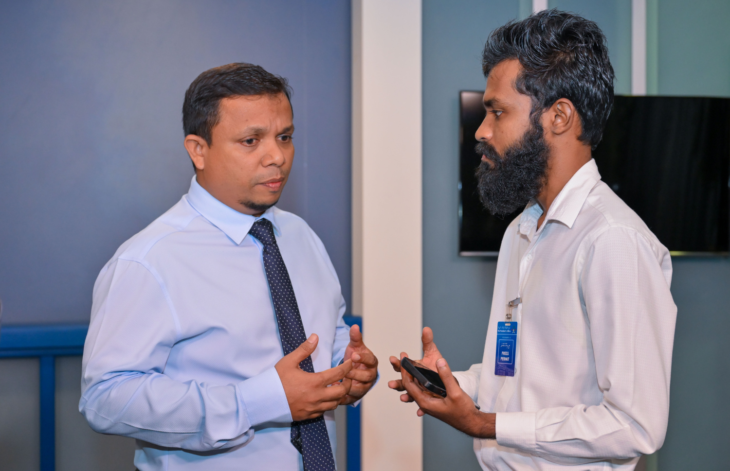 ނޫސްވެރިންގެ ބައްދަލުވުމަށް ފަހު ފިނޭންސް މިނިސްޓަރު ނޫސްވެރިންނާ ވާހަކަ ދައްކަވަނީ: ޑޮލަރު ރިޒާވް އިތުރުކުރަން ބަދަލުތައް ގެންނަވާނެ ކަމަށް ވިދާޅުވި - ފޮޓޯ | ރައީސް އޮފީސް