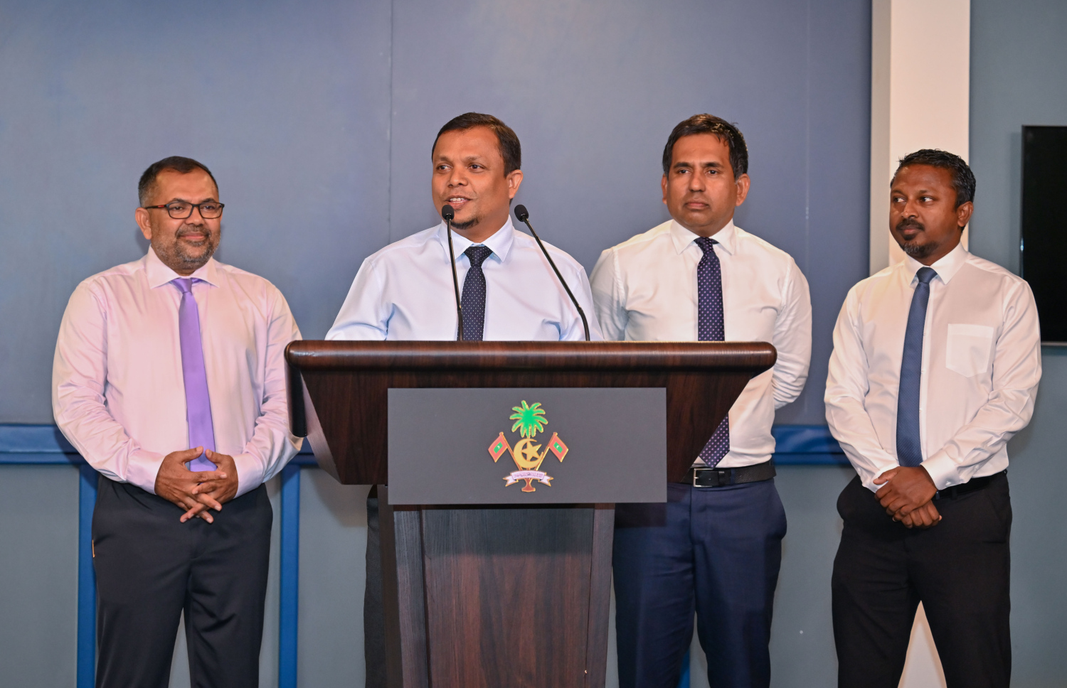 ބީއެމްއެލް އިން ޑޮލަރު ލިމިޓްކުރުމާ ގުޅޭ ގޮތުން ސަރުކާރުގެ ވިސްނުން ނޫސްވެރިންގެ ބައްދަލުވުމުގައި ވަޒީރުން ކިޔައިދެއްވަނީ. -- ފޮޓޯ | ރައީސް އޮފީސް