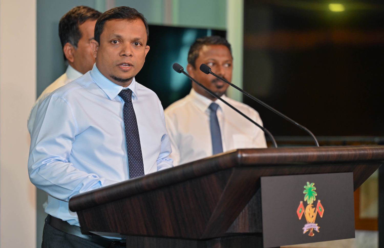 ނޫސްވެރިންގެ ބައްދަލުވުމުގައި ފިނޭންސް މިނިސްޓަރު ޝަފީގް ވާހަކަ ދައްކަވަނީ. -- ފޮޓޯ | ރައީސް އޮފީސް