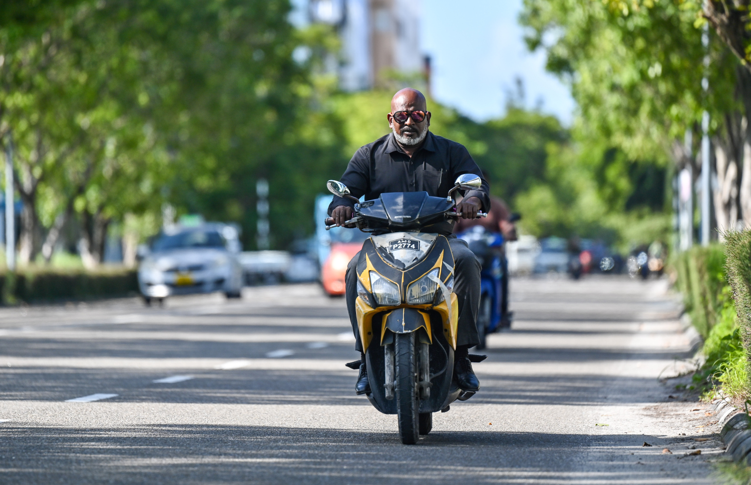 މަޓޭ އޭނާގެ ސައިކަލުގައި ހުޅުމާލޭގެ މަގަކުން ދަނީ: އަބަދުވެސް ސައިކަލުގެ މަޑިދަށުގައި ތިން ފުޅީގެ ޕެޓްރޯލް އޭނާ ގެންގުޅެނީ ސައިކަލް ހުއްޓިއްޖެ ނަމަ އޭނާ އަދި އެހެން މީހުންނަށް ވެސް އެހީވުމަށް ކަމަށް ބުނި.  -- ފޮޓޯ: ފަޔާޒު މޫސާ | މިހާރު