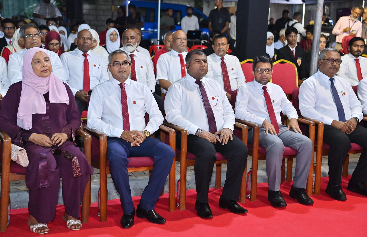 މަޖީދިއްޔާ ސްކޫލުގެ އަހަރީ ދުވަހާ ގުޅިގެން ރޭ އެ ސްކޫލުގައި ބޭއްވި ހާއްސަ ރަސްމިއްޔާތުގައި ސަރުކާރުގެ ބައެއް އިސްވެރިން ބައިވެރިވަނީ.-- ފޮޓޯ: ރައީސް އޮފީސް