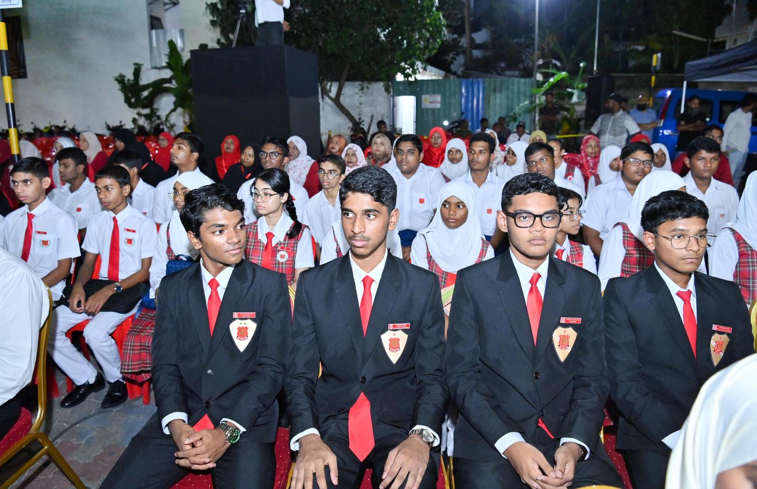 މަޖީދިއްޔާ ސްކޫލުގެ އަހަރީ ދުވަހާ ގުޅިގެން ރޭ އެ ސްކޫލުގައި ބޭއްވި ހާއްސަ ރަސްމިއްޔާތުގައި އެ ސްކޫލުގެ ދަރިވަރުން ބައިވެރިވަނީ.-- ފޮޓޯ: ރައީސް އޮފީސް