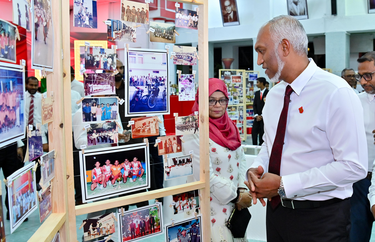 މަޖީދިއްޔާ ސްކޫލުގެ އަހަރީ ދުވަހާ ގުޅިގެން ރޭ އެ ސްކޫލުގައި ބޭއްވި ހާއްސަ ރަސްމިއްޔާތުގައި ރައީސް މަޖީދިއްޔާ ސްކޫލުގެ ދާރުލް އުލޫމް ހޯލުގައި ކުރިއަށްދާ ފޮޓޯ މައުރަޒު ބައްލަވާލައްވަނީ .-- ފޮޓޯ: ރައީސް އޮފީސް