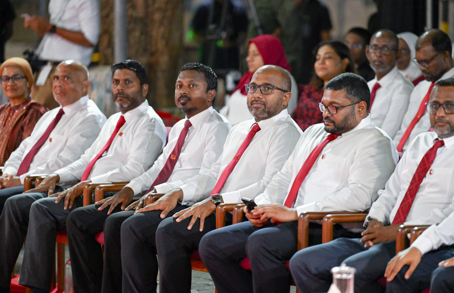 މަޖީދިއްޔާ ސްކޫލުގެ އަހަރީ ދުވަހާ ގުޅިގެން ރޭ އެ ސްކޫލުގައި ބޭއްވި ހާއްސަ ރަސްމިއްޔާތުގައި ކެބިނެޓް މިނިސްޓަރުން ބައިވެރިވެވަޑައިގަންނަވަނީ.-- ފޮޓޯ: ރައީސް އޮފީސް