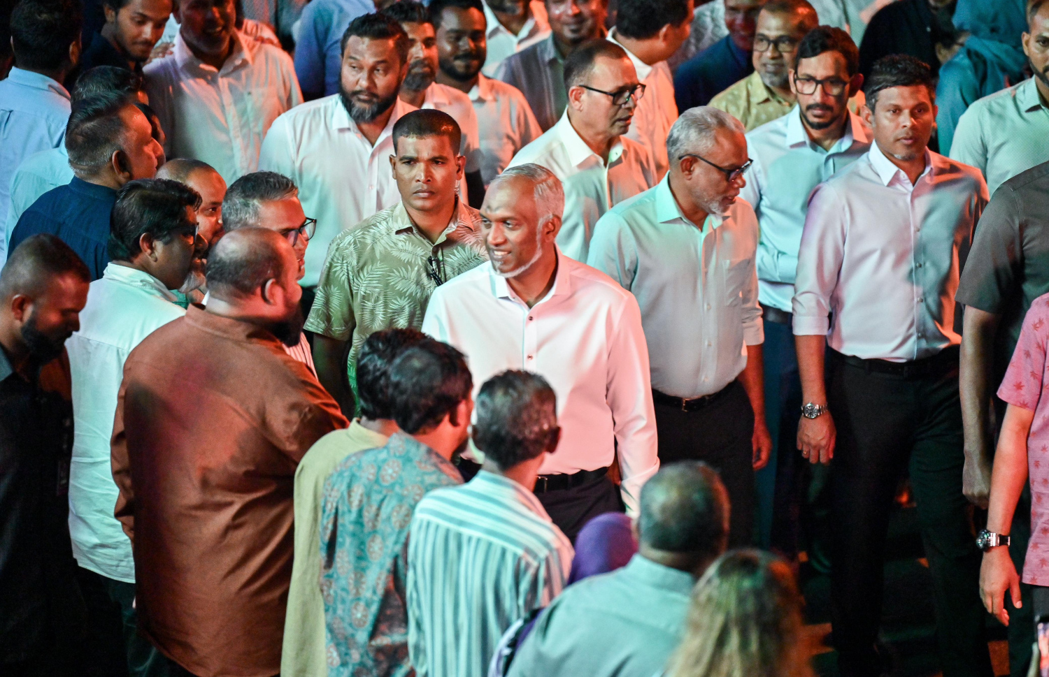 ޕީއެންސީން ރޭ ބޭއްވި ޖަގަހަ ޖަލްސާއަށް ރައީސް ޑރ. މުހައްމަދު މުއިއްޒު ވަޑައިގަތުން: އެމަނިކުފާނު ވިދާޅުވީ ޑްރަގު ޑީލަރުންނަށް ހަރުކަށި ފިޔަވަޅު އަޅުއްވާނެ ކަަމަށް.-- ފޮޓޯ: ފަޔާޒް މޫސާ | މިހާރު