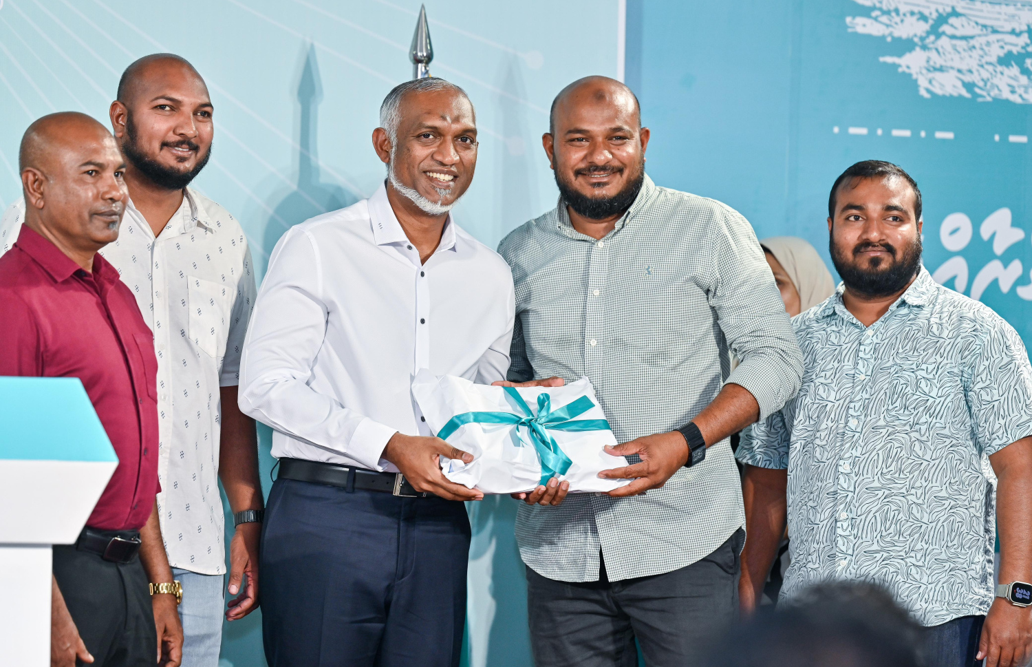 ޕީއެންސީން ބޭއްވި ޖަގަހަ ޖަލްސާގައި އެ ޕާޓީއަށް އަލަށް ގުޅުނު މެމްބަރުން ފޯމު ރައީސް ޑރ. މުހައްމަދު މުއިއްޒުއާ ހަވާލުކުރައްވަނީ.-- ފޮޓޯ: ފަޔާޒް މޫސާ | މިހާރު