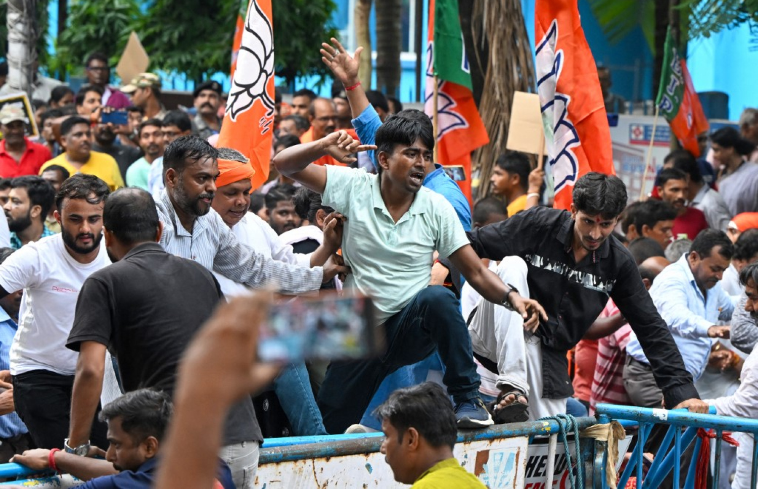 އިންޑިއާގެ ކޮލްކަތާގައި ޑޮކްޓަރަކު ރޭޕްކޮށް މަރާލި މައްސަލައިގައި މިއަދު ކުރި މުޒާހަރާގައި، ވެރިކަންކުރާ ބީޖޭޕީގެ އެކްޓިވިސްޓުން ބައިވެރިވަނީ: މުޒާހަރާ ހޫނުވެ ގިނަ ބަޔަކު ވަނީ ހައްޔަރުކޮށްފައި. -- ފޮޓޯ: އޭއެފްޕީ