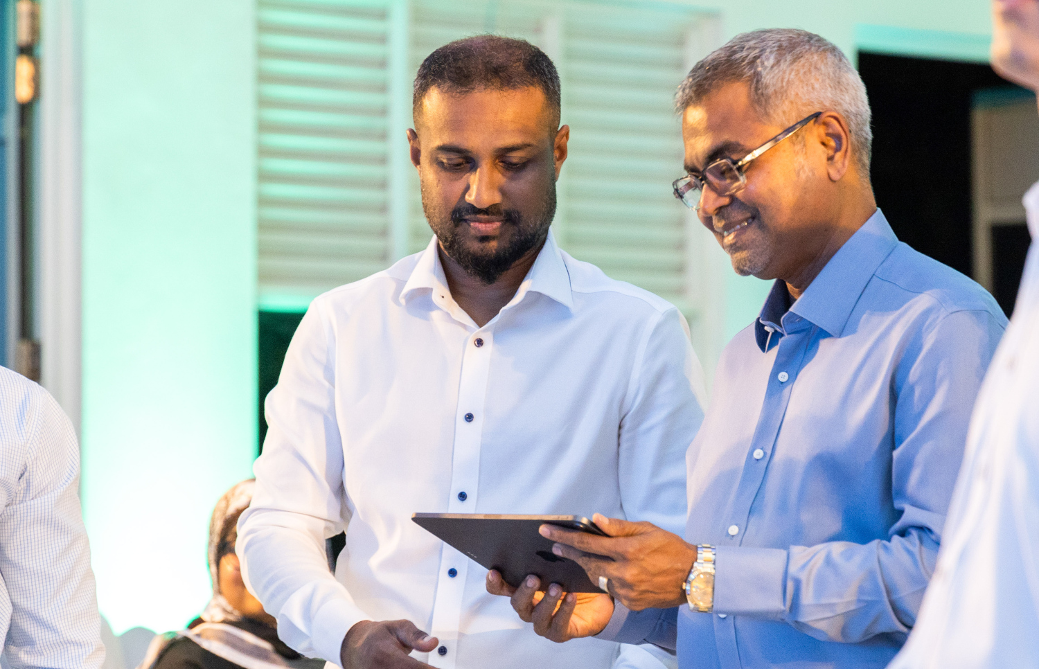 ކުޑަހުވަދޫގެ ގެތަކުގައި ސްމާޓް މީޓަރު ހަރުކުރުމުގެ މަޝްރޫއު ނިންމުން، ތިމާވެއްޓާ ބެހޭ މިނިސްޓަރު ތޯރިގު ރޭ އިފުތިތާހު ކޮށްދެއްވާއިރު އަރިހުގައި ފެނަކައިގެ މެނޭޖިން ޑިރެކްޓަރު  މުއާޒު މުހައްމަދު ރަޝީދު. --ފޮޓޯ: ފެނަކަ