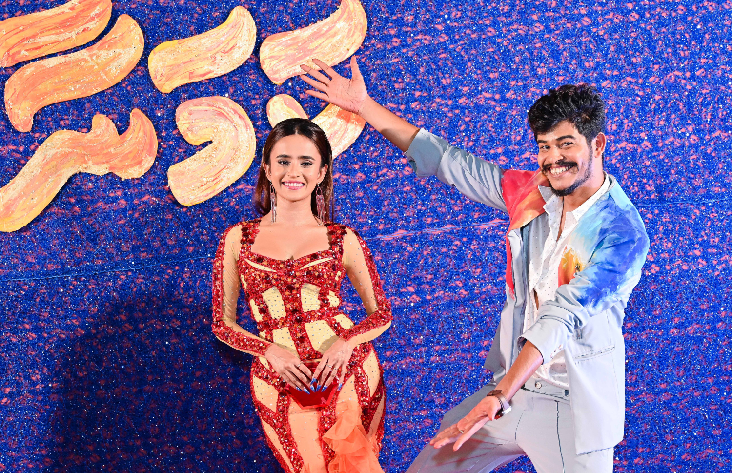 "ކަމަނާ"ގެ ރެޑްކާޕެޓުގައި ފެޝަން ޑިޒައިނަރު ހުސެއިން ޝަދިޔާން (ސޭންޑީ) އާއި އެކްޓްރެސް އާމިނަތު ރަޝްފާ (އާޝާ).-- ފޮޓޯ: ނިޝާން އަލީ | މިހާރު